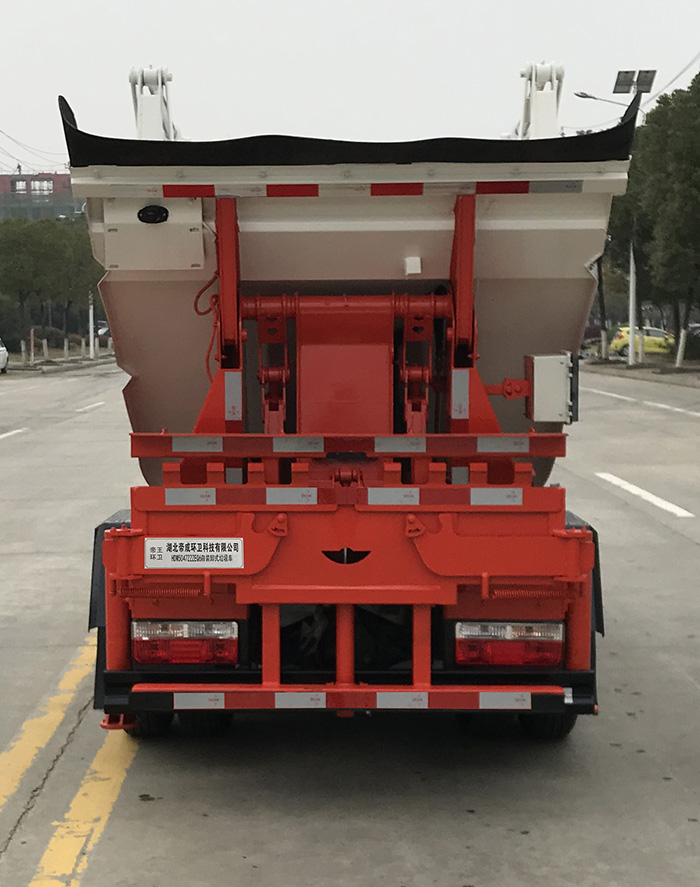藍(lán)牌東風(fēng)后掛桶式垃圾車